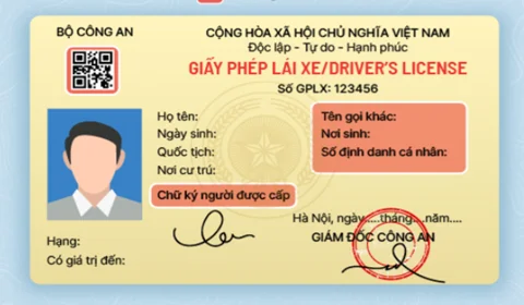 [Hướng dẫn] Đổi Giấy phép lái xe cho người nước ngoài mới nhất   1. Nộp hồ sơ thủ tục hành chính đổi giấy phép lái xe cho người nước ngoài Người có Giấy phép lái xe hoặc bằng lái xe của nước ngoài nộp hồ sơ đề nghị đổi Giấy phép lái xe hoặc bằng lái xe của nước ngoài cấp đến Tổng cục Đường bộ Việt Nam hoặc Sở Giao thông vận tải (nơi đăng ký cư trú, lưu trú, tạm trú hoặc định cư lâu dài).  2. Điều kiện Người nước ngoài cư trú, làm việc, học tập tại Việt Nam, có giấy chứng minh thư ngoại giao, giấy chứng minh thư công vụ, thẻ tạm trú, thẻ cư trú, thẻ lưu trú, thẻ thường trú với thời gian từ 03 tháng trở lên, có giấy phép lái xe quốc gia còn thời hạn sử dụng. Giấy phép lái xe của nước ngoài không bị tẩy xóa, rách nát; còn đủ các yếu tố cần thiết để đổi giấy phép lái xe hoặc không có sự khác biệt về nhận dạng. 2. Giải quyết thủ tục hành chính Tổng cục Đường bộ Việt Nam hoặc Sở Giao thông vận tải tiếp nhận hồ sơ, thẩm định hồ sơ, cấp đổi Giấy phép lái xe và trả hồ sơ đổi Giấy phép lái xe cho người có giấy phép lái xe. Trường hợp phát hiện có nghi vấn về giấy phép lái xe nước ngoài, cơ quan cấp đổi giấy phép lái xe có văn bản đề nghị Đại sứ quán, Lãnh sự quán của quốc gia cấp giấy phép lái xe tại Việt Nam xác minh. Khi đến nộp hồ sơ, người lái xe được cơ quan cấp giấy phép lái xe chụp ảnh trực tiếp tại cơ quan cấp giấy phép lái xe và xuất trình bản chính các hồ sơ để đối chiếu, trừ các bản chính đã gửi. Trường hợp phát hiện có nghi vấn về hộ chiếu, giấy chứng minh nhân dân hoặc thẻ căn cước công dân, giấy chứng minh thư ngoại giao, cơ quan cấp đổi giấy phép lái xe có văn bản đề nghị Bộ Ngoại giao, Cục Quản lý Xuất nhập cảnh thuộc Bộ Công an, Phòng Quản lý xuất nhập Cảnh thuộc Công an tỉnh, thành phố trực thuộc Trung ương xác minh. 3. Các giấy tờ cần chuẩn bị: 1. Bản chụp: Đơn đề nghị đổi giấy phép lái xe theo mẫu      2. Bản chụp: hộ chiếu (phần số hộ chiếu, họ tên và ảnh người được cấp, thời hạn sử dụng và trang thị thực nhập cảnh vào Việt Nam), giấy chứng minh nhân dân hoặc thẻ căn cước công dân, giấy chứng minh thư ngoại giao hoặc công vụ do Bộ Ngoại giao Việt Nam cấp hoặc bản sao thẻ cư trú, thẻ lưu trú, thẻ tạm trú, thẻ thường trú, giấy tờ xác minh định cư lâu dài tại Việt Nam đối với người nước ngoài   3. Bản sao y công chứng: Bản dịch giấy phép lái xe nước ngoài ra tiếng Việt được bảo chứng chất lượng dịch thuật của cơ quan Công chứng hoặc Đại sứ quán, Lãnh sự quán tại Việt Nam mà người dịch làm việc, đóng dấu giáp lai với bản sao giấy phép lái xe; đối với người Việt Nam xuất trình hợp pháp hóa lãnh sự giấy phép lái xe hoặc bằng lái xe của nước ngoài theo quy định của pháp luật về chứng nhận lãnh sự, hợp pháp hóa lãnh sự, trừ các trường hợp được miễn trừ theo quy định của pháp luật.    Tư vấn viên  [0937 231 258]